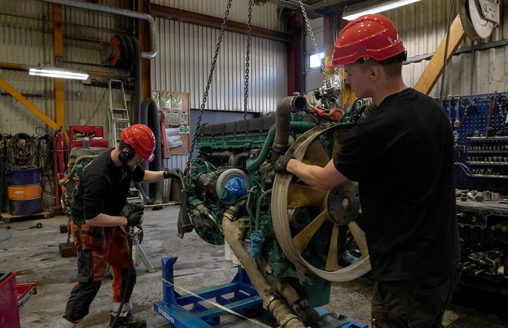 Ansatte på storbilverksted